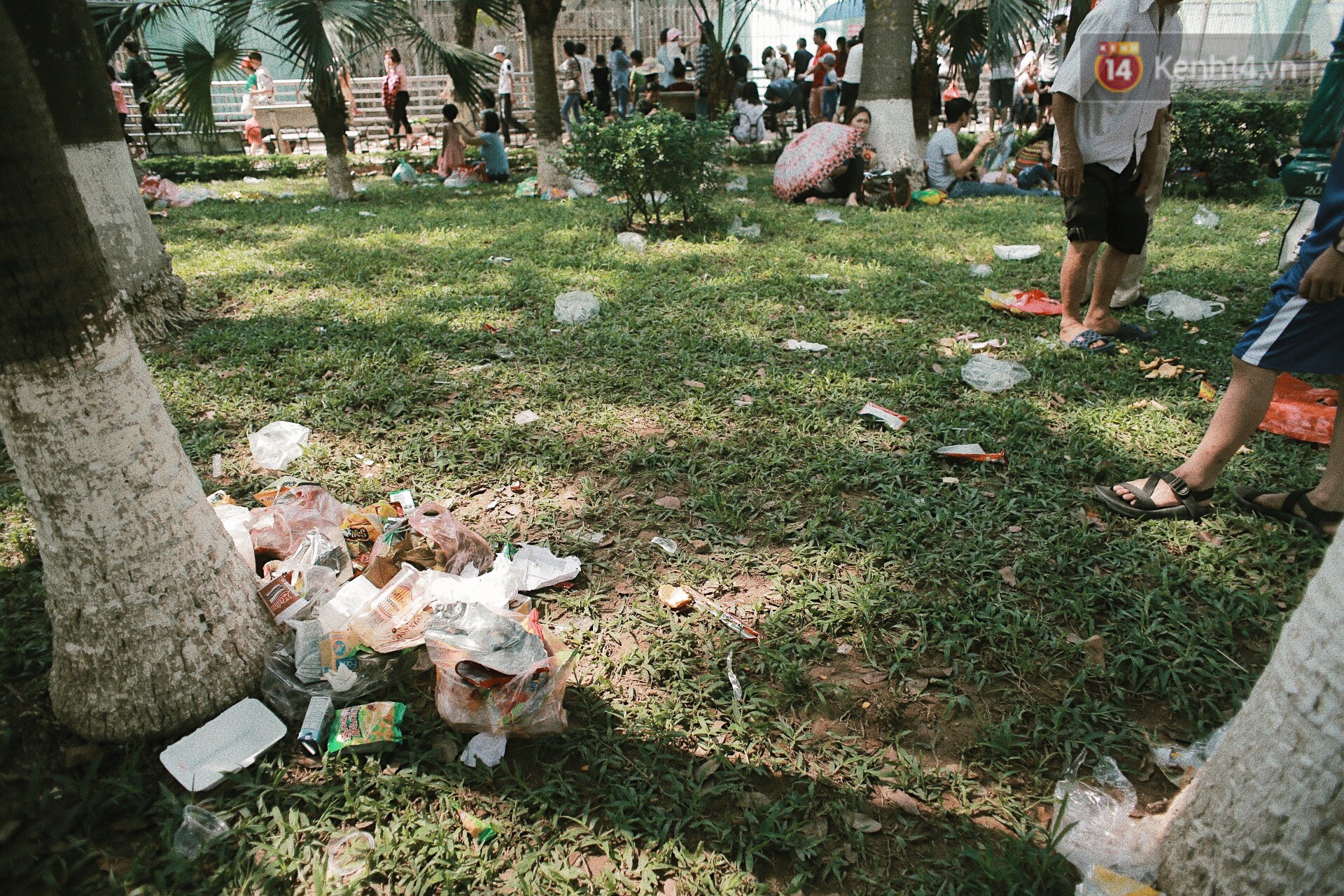 Nghỉ lễ 30/4, người dân Hà Nội đổ xô đến Công viên Thủ Lệ vui chơi, nằm trên bãi cỏ trốn nóng